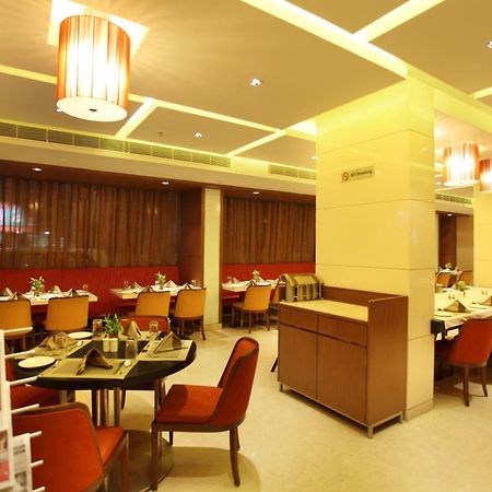 Comfort Inn Legacy Rajkot Restaurant bilde