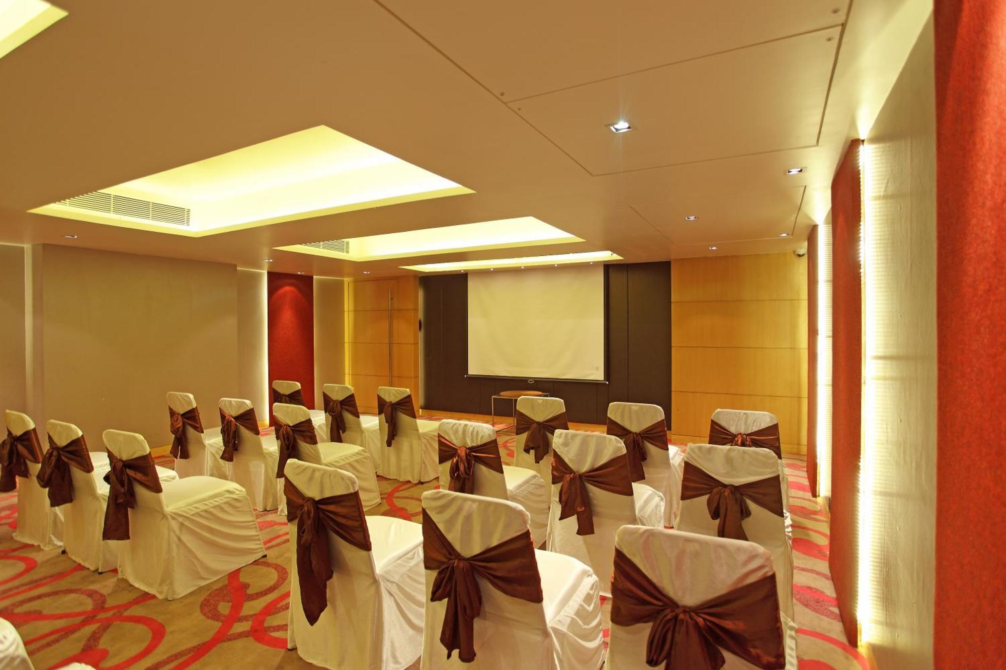 Comfort Inn Legacy Rajkot Business bilde