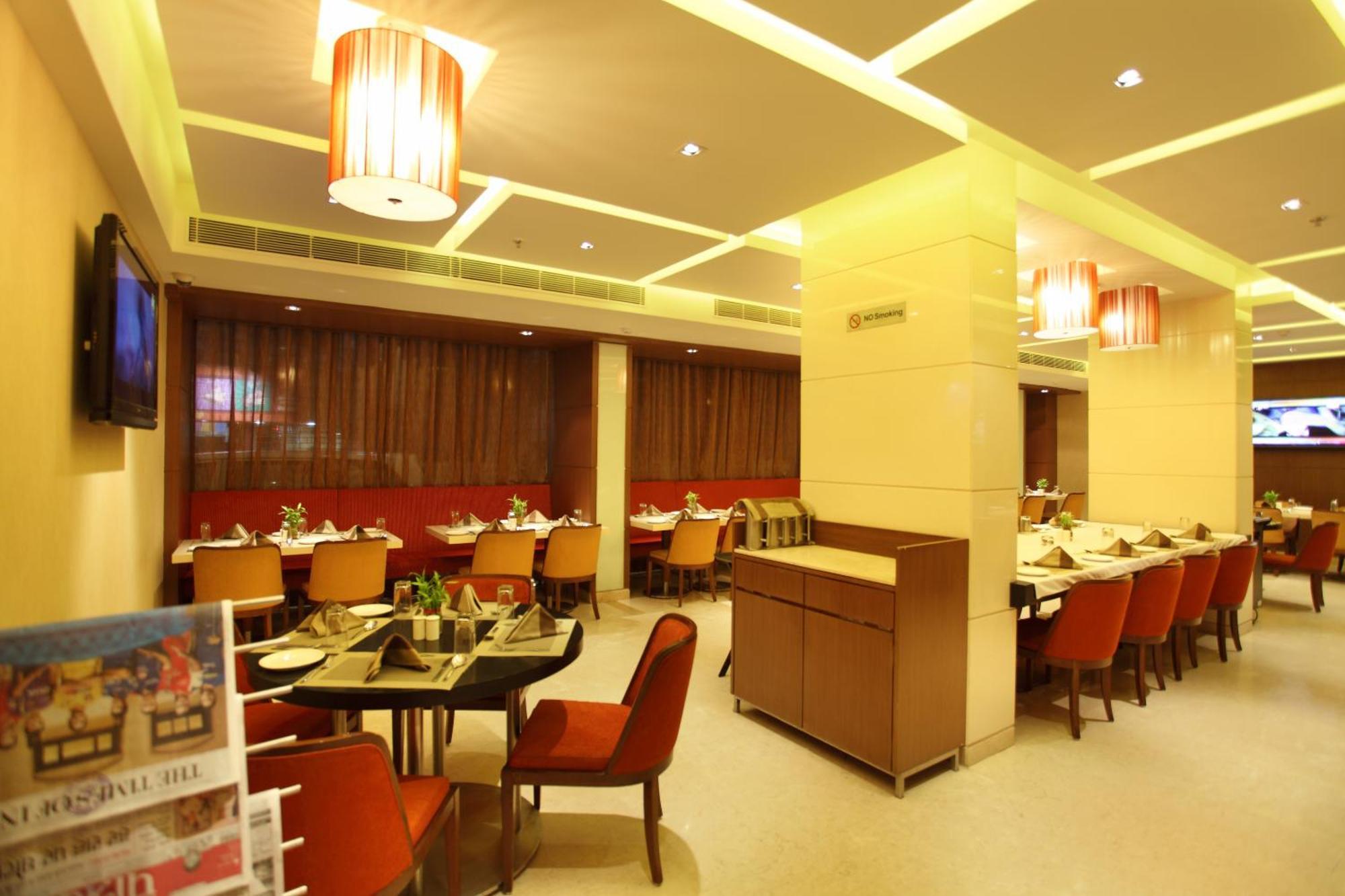 Comfort Inn Legacy Rajkot Restaurant bilde