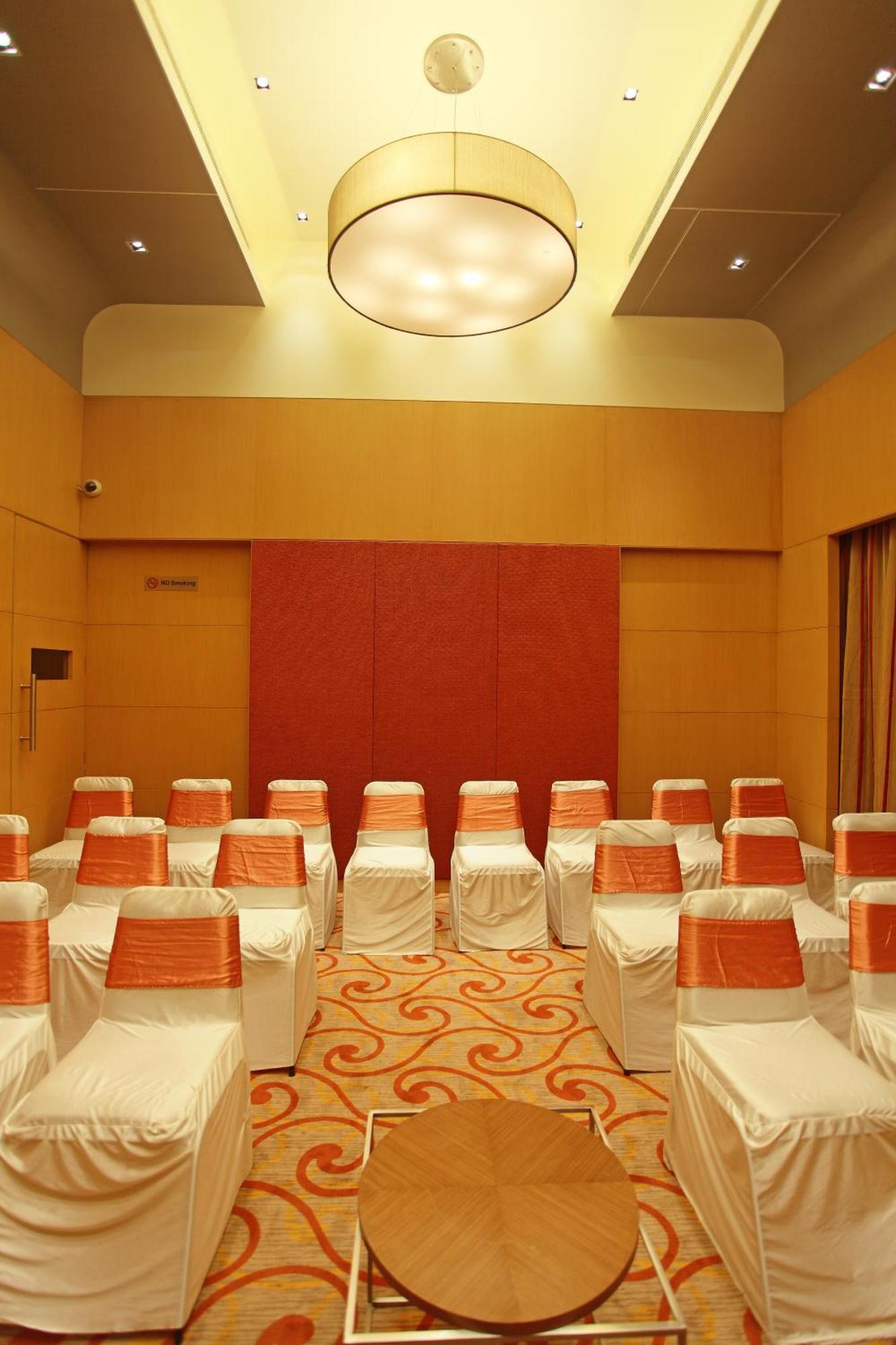 Comfort Inn Legacy Rajkot Business bilde