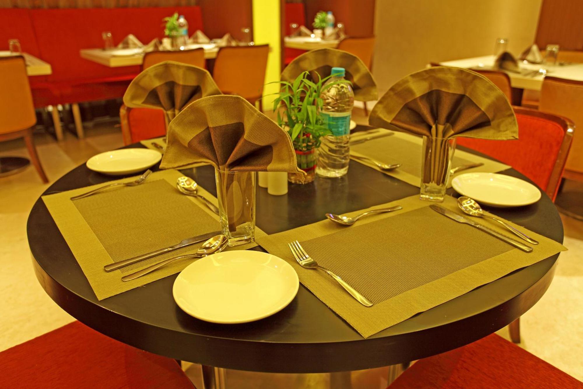 Comfort Inn Legacy Rajkot Restaurant bilde